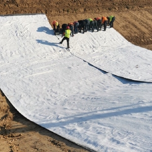 Construction of Bentonite Waterproof Blanket for River Treatment